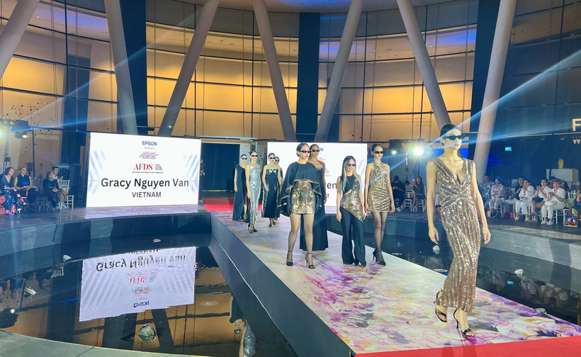 Trình diễn bộ sưu tập thiết kế thời trang của nhà thiết kế Gracy Nguyen Van (Việt Nam). (Ảnh: Tất Đạt/TTXVN)