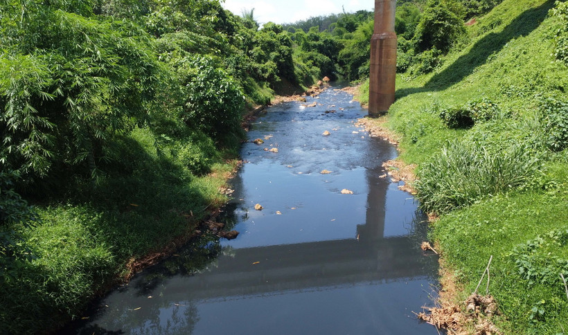 Nước Suối Tân chuyển thành màu đen, đặc quánh, bốc mùi hôi nồng nặc kéo dài hàng chục cây số. (Ảnh: Đậu Tất Thành/TTXVN)