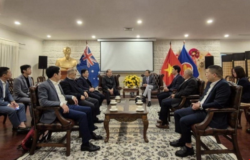 Đại sứ Phạm Hùng Tâm đã tiếp thân mật Đoàn đại biểu cấp cao Ủy ban Trung ương Mặt trận Tổ quốc Việt Nam. (Ảnh: TTXVN phát)