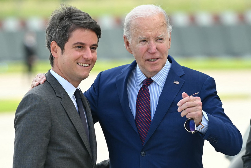 Thủ tướng Pháp Gabriel Attal (trái) đón Tổng thống Mỹ Joe Biden tại sân bay Orly ở Paris, Pháp, ngày 5/6/2024. (Ảnh: AFP/TTXVN)