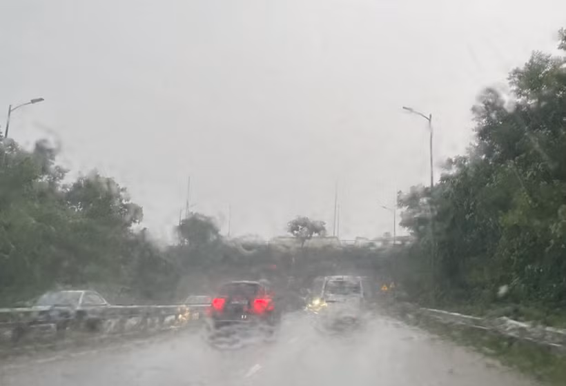 Trung tâm Dự báo Khí tượng Thủy văn Quốc gia đưa ra cảnh báo về khả năng mưa dông kèm lốc, sét, gió giật mạnh tại Thủ đô Hà Nội. (Nguồn: TTXVN)