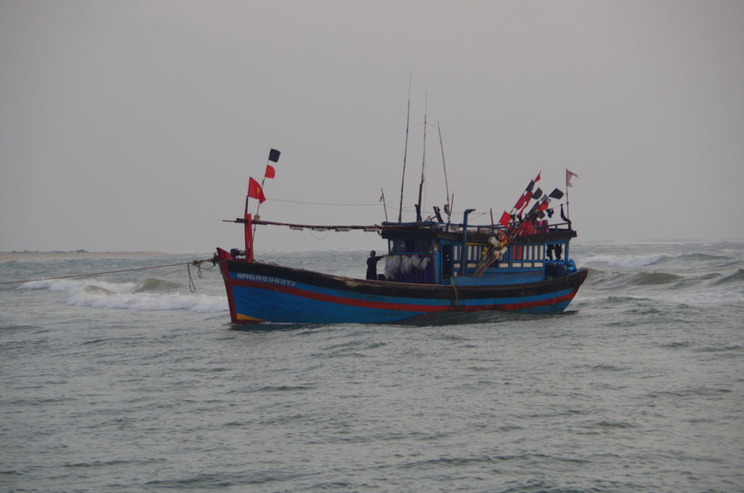 Tàu cá bị nạn được lai dắt. (Nguồn: TTXVN) 