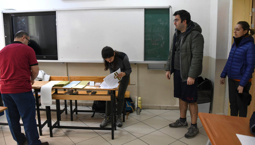 Trong ảnh: Cử tri bỏ phiếu tại điểm bầu cử ở Istanbul, Thổ Nhĩ Kỳ, ngày 31/1/2019. (Nguồn: THX/TTXVN) 