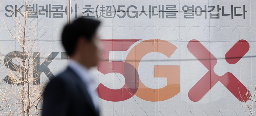 Bảng quảng cáo dịch vụ 5G tại trụ sở của nhà mạng di động SK Telecom ở thủ đô Seoul, Hàn Quốc, ngày 4/4/2019. (Nguồn: Yonhap/TTXVN) 