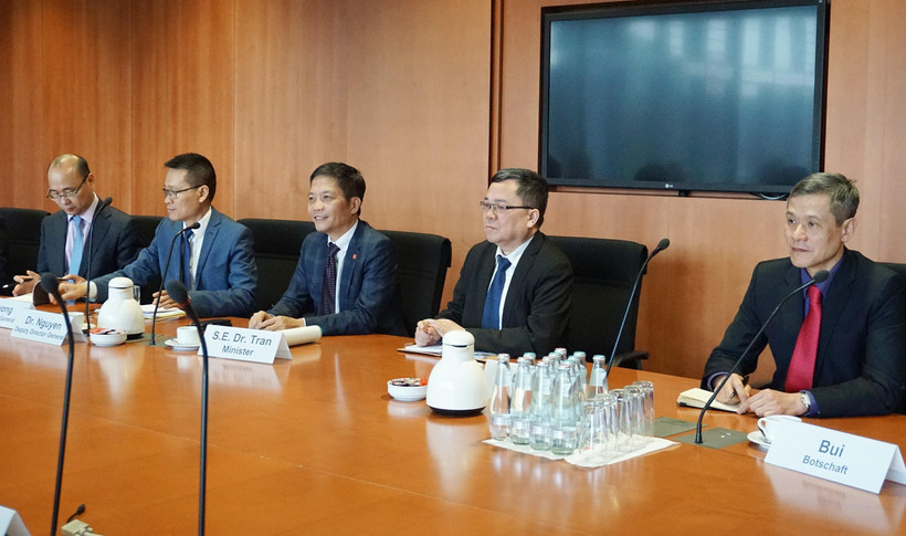 Bộ trưởng Công Thương Trần Tuấn Anh làm việc với ông Klaus Ersnt, Chủ tịch Ủy ban Kinh tế và Năng lượng Quốc hội Liên bang Đức. (Ảnh: Phạm Thắng/TTXVN) 