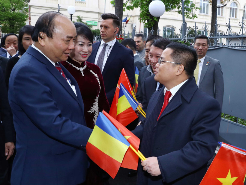 Thủ tướng Nguyễn Xuân Phúc và Phu nhân đến thăm và nói chuyện với cán bộ nhân viên Đại sứ quán và cộng đồng người Việt Nam tại Romania. (Ảnh: Thống Nhất/TTXVN) 