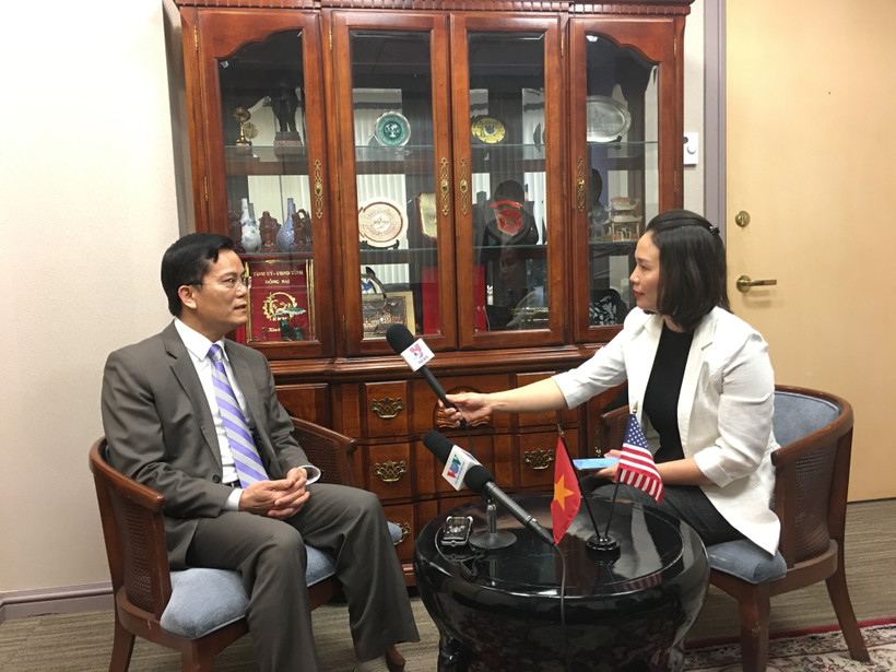 Đại sứ Việt Nam tại Mỹ Hà Kim Ngọc trả lời phóng vấn phóng viên Thông tấn xã tại Washington DC, Mỹ. (Ảnh: Thanh Thuận/TTXVN) 