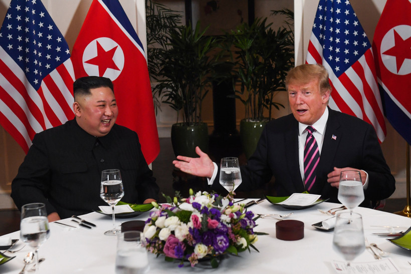 Tổng thống Mỹ Donald Trump (phải) và Chủ tịch Triều Tiên Kim Jong-un dùng bữa tối thân mật trong cuộc gặp đầu tiên tại Hội nghị thượng đỉnh Mỹ-Triều lần hai, ngày 27/2. (Nguồn: AFP/TTXVN)