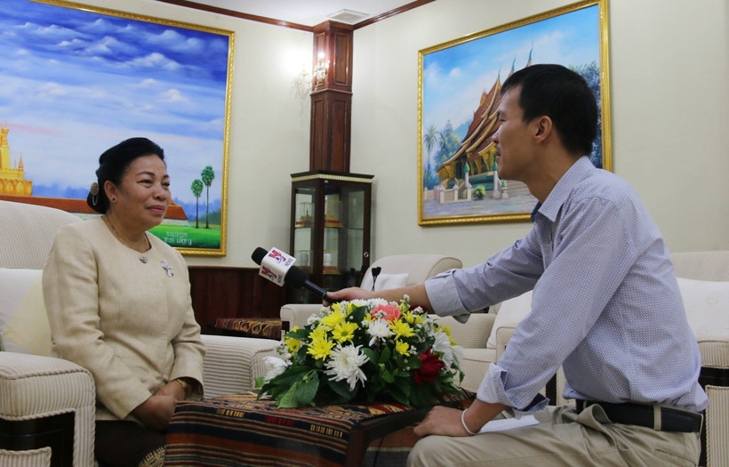 Ủy viên Trung ương Đảng, Trưởng ban Đối ngoại Trung ương Đảng Lào Sounthon Xayachak trả lời phỏng vấn phóng viên TTXVN tại Lào. (Ảnh: Phóng viên TTXVN tại Lào)