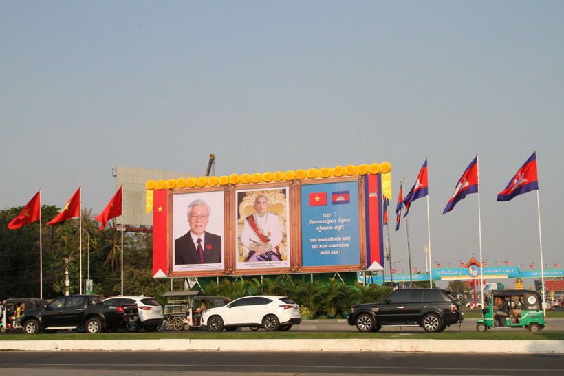 Ảnh Tổng Bí thư, Chủ tịch nước Nguyễn Phú Trọng và Quốc vương Campuchia Norodom Sihamoni được long trọng đặt tại trung tâm Thủ đô Phnom Penh. (Ảnh: Minh Hưng/TTXVN)