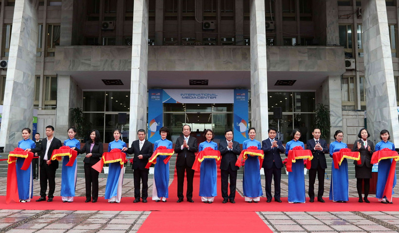 Phó Thủ tướng, Bộ trưởng Bộ Ngoại giao Phạm Bình Minh và các đại biểu cắt băng khai trương Trung tâm Báo chí quốc tế phục vụ Hội nghị Thượng đỉnh Mỹ-Triều Tiên lần thứ hai. (Ảnh: Văn Điệp/TTXVN) 