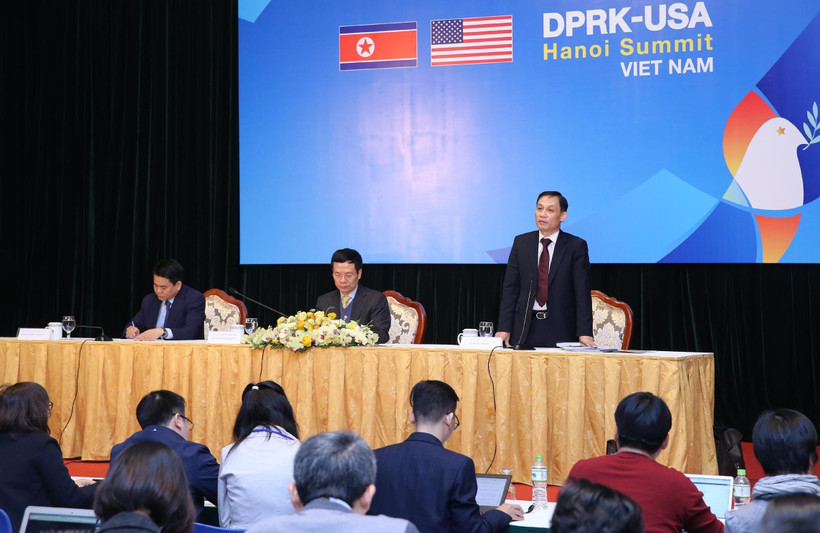 Thứ trưởng Bộ Ngoại giao Lê Hoài Trung phát biểu tại Họp báo quốc tế về công tác chuẩn bị Hội nghị Thượng đỉnh Hoa Kỳ-Triều Tiên lần thứ hai. (Ảnh: Lâm Khánh/TTXVN) 