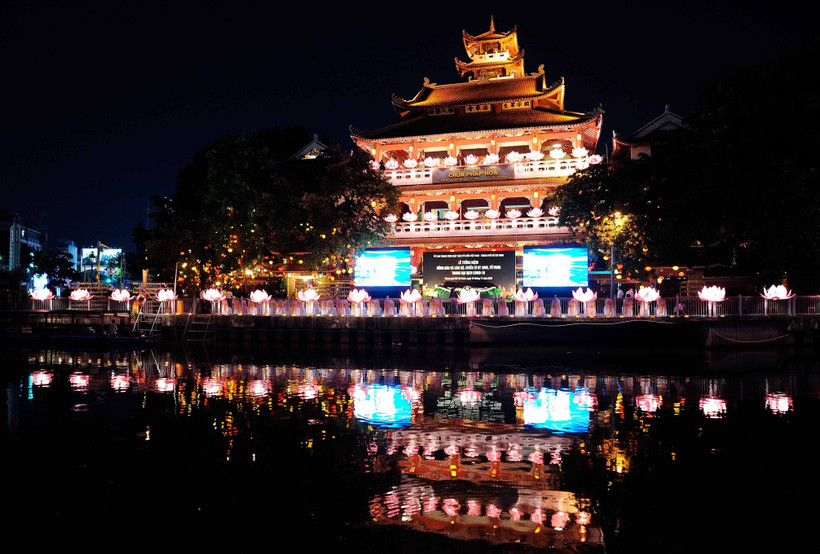 Nghi thức thả hoa đăng tưởng niệm đồng bào và cán bộ, chiến sỹ hy sinh, tử vong trong đại dịch COVID-19 trên kênh Nhiêu Lộc-Thị Nghè, trước chùa Pháp Hoa (quận 3, TP. Hồ Chí Minh). (Ảnh: An Hiếu/TTXVN)