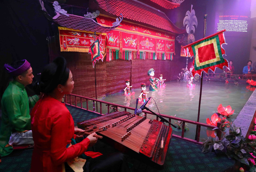 Múa rối nước là một đặc sản của văn hóa Việt, được sinh ra và lớn lên từ môi trường nước và đôi bàn tay khéo léo cùng sự sáng tạo tài tình của những người nghệ sỹ-nông dân. (Ảnh: Phạm Kiên/TTXVN)