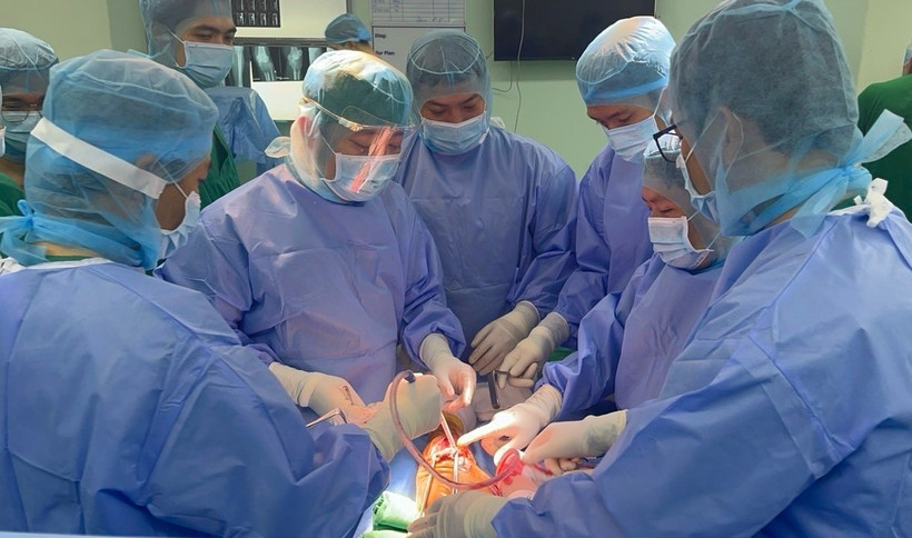 Hơn 10 y, bác sỹ tham gia ca phẫu thuật cho bệnh nhân. (Ảnh: TTXVN phát)
