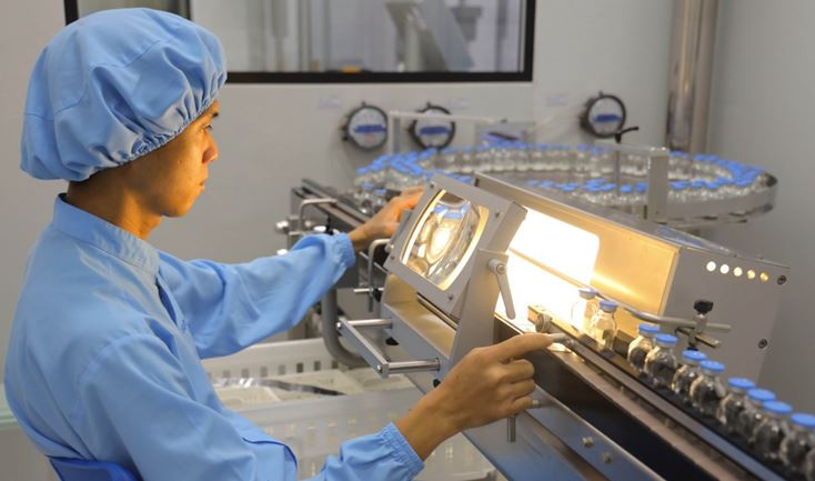 Ngoài việc kiểm tra sản phẩm bằng máy, việc kiểm tra bằng mắt là rất quan trọng. (Nguồn: Vietnam+)