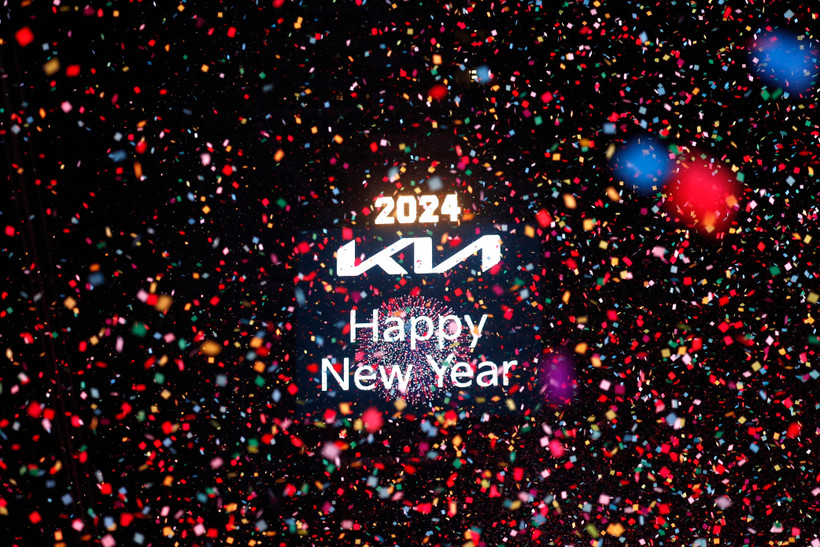 Khoảnh khắc đón Năm mới cùng với màn thả Quả cầu pha lê tại Quảng trường Thời đại ở thành phố New York (Mỹ) ngày 1/1/2024. (Ảnh: AFP/TTXVN)