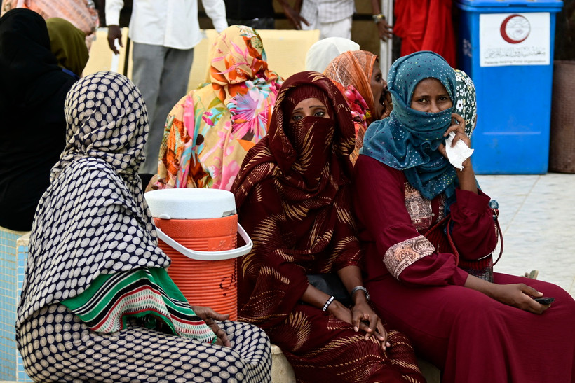 Bệnh nhân chờ khám bệnh tại một bệnh viện ở Port Sudan. (Ảnh: AFP/TTXVN)