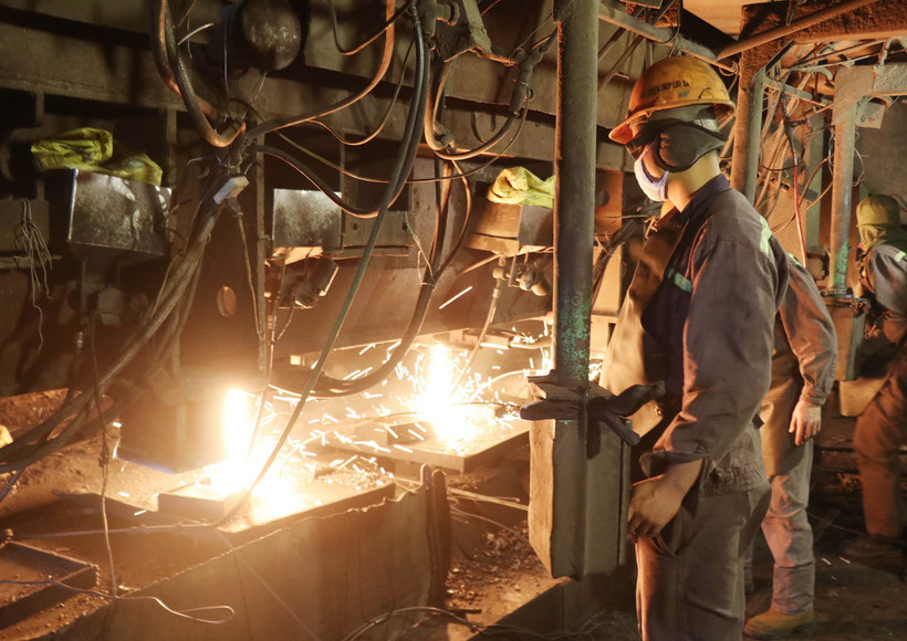 Công nhân Nhà máy Luyện Thép Lưu Xá (Công ty cổ phần Gang thép Thái Nguyên) trong ca sản xuất. (Ảnh: Hoàng Nguyên/TTXVN)