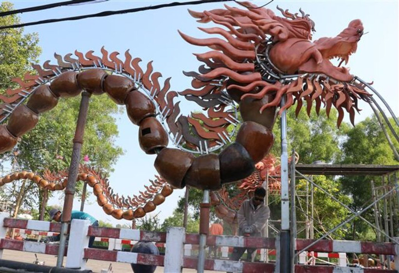 Hai con rồng làm bằng lu, hũ bằng sành của làng nghề truyền thống. (Ảnh: Chí Tưởng/TTXVN)