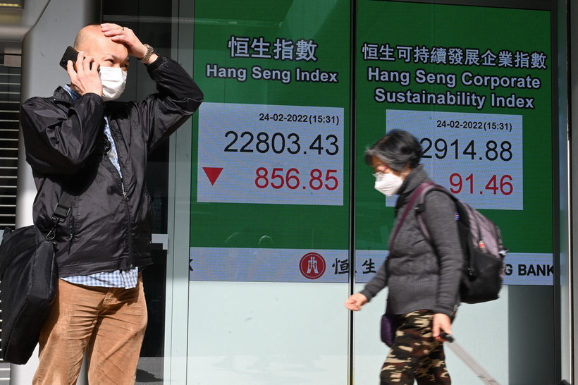 Bảng điện tử niêm yết chỉ số chứng khoán Hang Seng của Hong Kong. (Ảnh: AFP/TTXVN)
