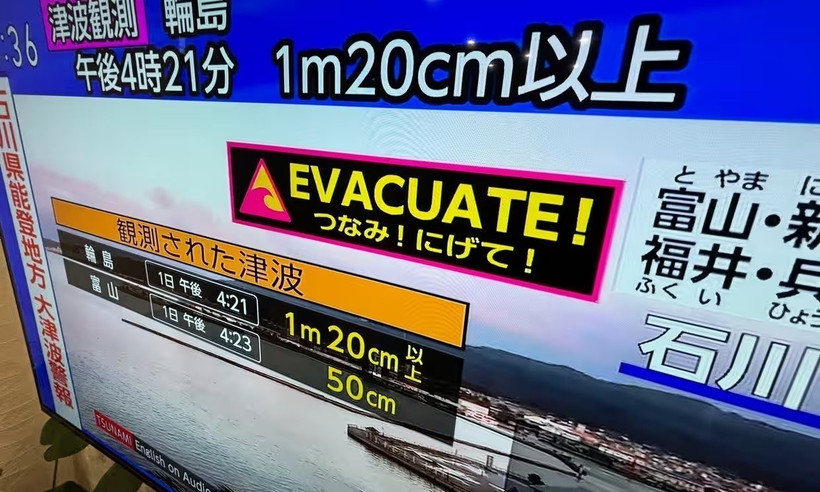 Cảnh báo sóng thần được phát trên truyền hình sau trận động đất tại Yokohama, Nhật Bản ngày 1/1/2024. (Ảnh: AP/TTXVN)