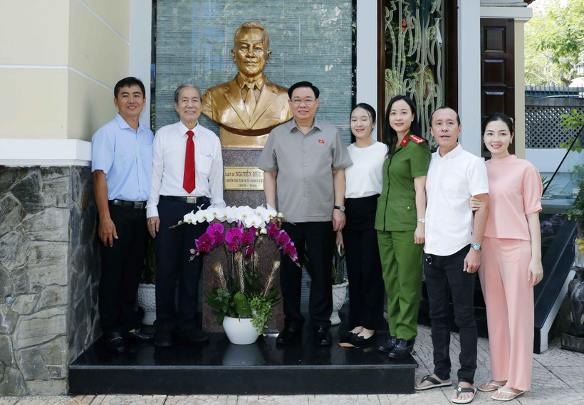 Chủ tịch Quốc hội Vương Đình Huệ với gia đình cố Chủ tịch Quốc hội Nguyễn Hữu Thọ. (Ảnh: Nhan Sáng/TTXVN)