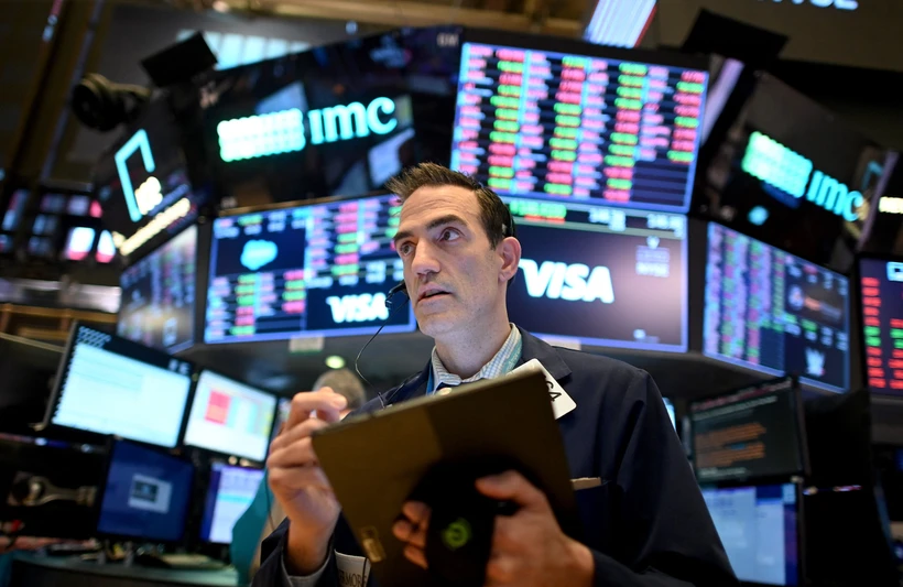 Giao dịch viên tại Sàn chứng khoán New York, Mỹ. (Ảnh: AFP/TTXVN)