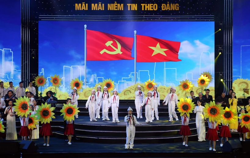 Biểu diễn nghệ thuật tại chương trình. (Ảnh: Trần Lê Lâm/TTXVN)