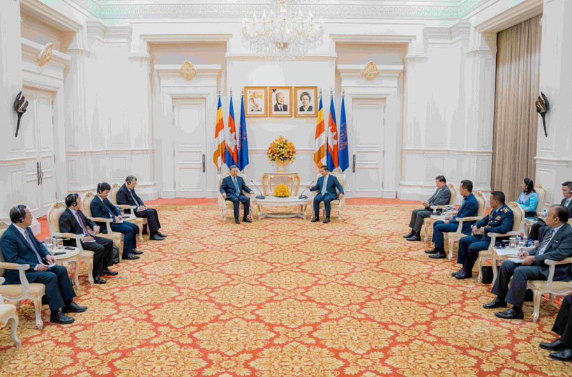 Thủ tướng Chính phủ Hoàng gia Campuchia Samdech Thipadei Hun Manet (phải) tiếp Đại tướng Tô Lâm, Ủy viên Bộ Chính trị, Bộ trưởng Bộ Công an và Đoàn Đại biểu Cấp cao Bộ Công an Việt Nam tại Cung Hòa Bình ở Thủ đô Phnom Penh, ngày 24/01/2024. (Ảnh: AKP/TTXVN phát)