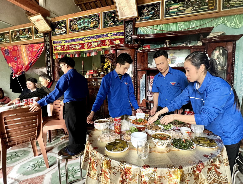 Đoàn viên, thanh niên chuẩn bị bữa cơm tất niên tại nhà Mẹ Việt Nam anh hùng Nguyễn Thị Nậy, xã Phong Bình, huyện Gio Linh. (Ảnh: Nguyên Linh/TTXVN)