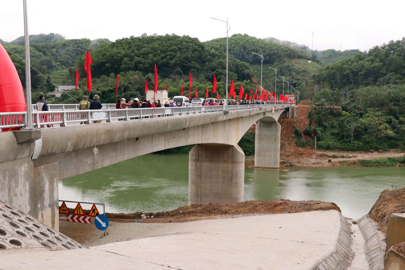 Cầu Bạch Xa bắc qua sông Lô đã hoàn thành và đưa vào sử dụng. (Ảnh: Quang Cường/TTXVN)