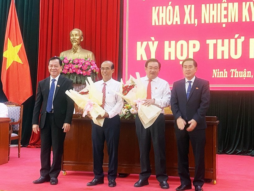 Lãnh đạo Hội đồng Nhân dân tỉnh Ninh Thuận tặng hoa chúc mừng Phó Chủ tịch Ủy ban Nhân dân tỉnh, Ủy viên Ủy ban Nhân dân tỉnh nhiệm kỳ 2021-2026. (Ảnh: Công Thử/TTXVN)