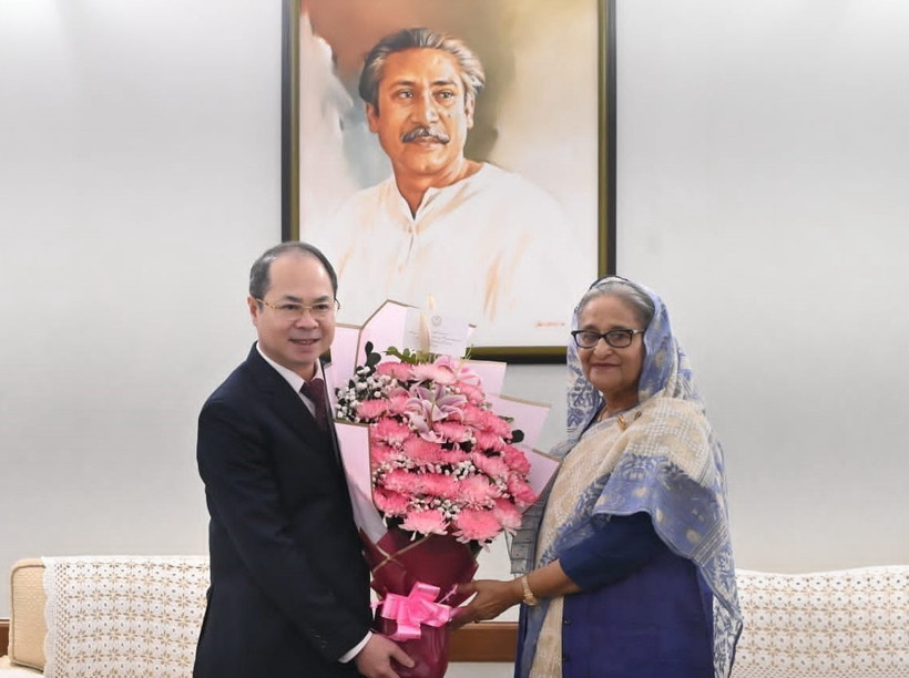 Đại sứ Việt Nam tại Bangladesh Nguyễn Mạnh Cường tặng hoa chúc mừng Thủ tướng Sheikh Hasina. (Ảnh: TTXVN phát)