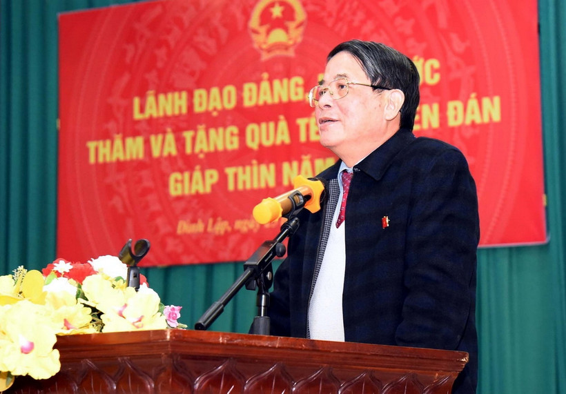 Phó Chủ tịch Quốc hội Nguyễn Đức Hải chúc Tết các gia đình chính sách, hộ nghèo, người có uy tín xã Bính Xá, huyện Đình Lập, tỉnh Lạng Sơn. (Ảnh: Văn Đạt/TTXVN)