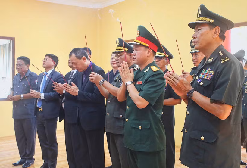 Các đại biểu dâng hương tưởng niệm các Liệt sỹ quân tình nguyện Việt Nam tại nhà thờ và lưu giữ hài cốt Liệt sỹ quân tình nguyện Việt Nam. (Ảnh: Quang Anh/TTXVN)
