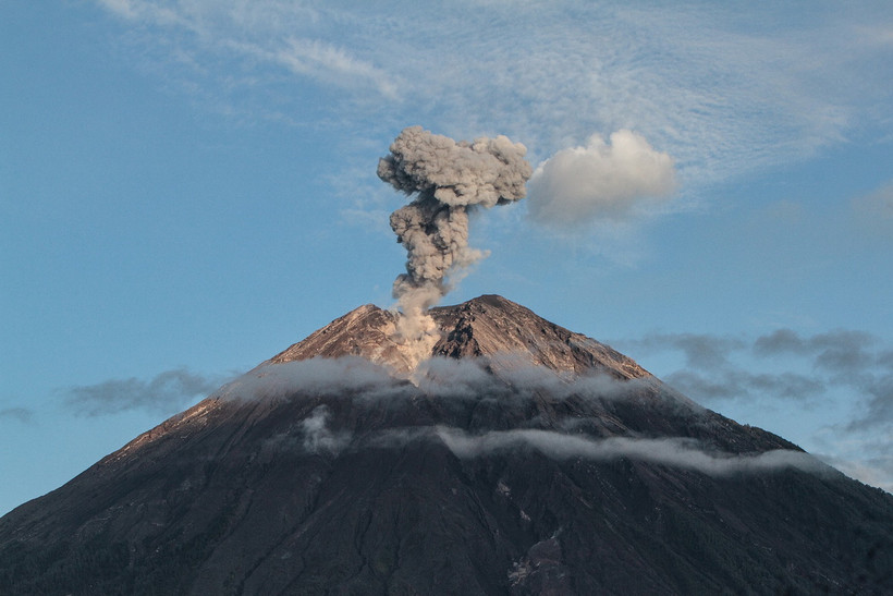 Núi lửa Semeru phun trào ở Lumajang, Đông Java tháng 12/2022. (Ảnh: AFP/TTXVN)