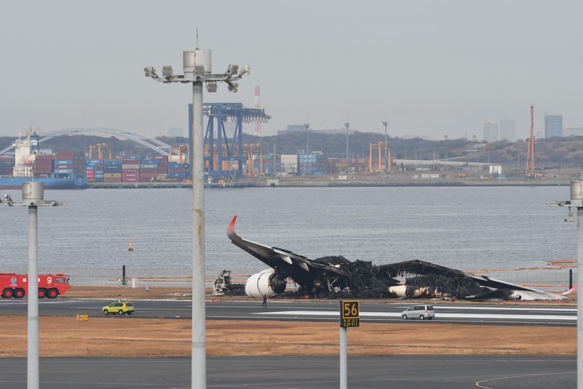 Máy bay của hãng hàng không Nhật Bản Japan Airlines cháy rụi sau vụ va chạm với máy bay của Lực lượng bảo vệ bờ biển tại sân bay Haneda ở Tokyo, ngày 3/1/2024. (Ảnh: THX/TTXVN)