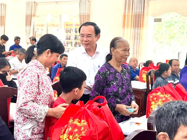 Bí thư Thành ủy Thành phố Hồ Chí Minh Nguyễn Văn Nên tặng quà và hỏi thăm các hộ gia đình có hoàn cảnh khó khăn. (Nguồn: Báo Người Lao động)