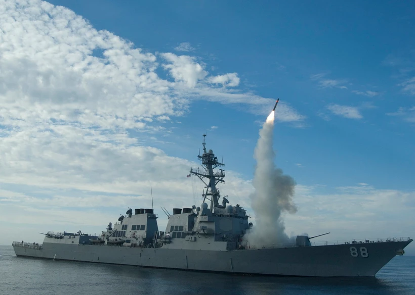 Tên lửa hành trình Tomahawk được phóng từ tàu khu trục USS Preble của Mỹ trên Thái Bình Dương. (Ảnh: AFP/TTXVN)