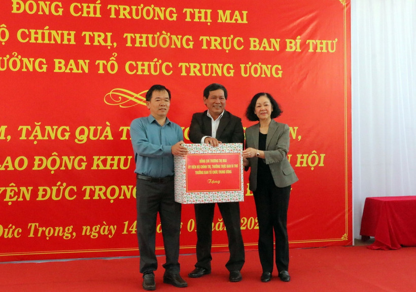 Bà Trương Thị Mai trao quà cho đại diện Khu công nghiệp Phú Hội-Lâm Đồng. (Ảnh: Quốc Hùng/TTXVN)
