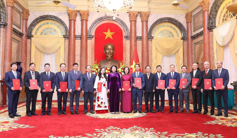 Phó Chủ tịch nước Đặng Thị Ngọc Thịnh với các đại biểu và Đại sứ mới được phong hàm. (Ảnh: Lâm Khánh/TTXVN) 
