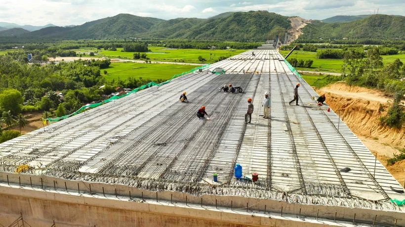 Thi công cầu Kỳ Lộ trên tuyến cao tốc Quy Nhơn-Chí Thạnh, đoạn qua xã An Định, huyện Tuy An, tỉnh Phú Yên. (Ảnh: Vũ Sinh/TTXVN)