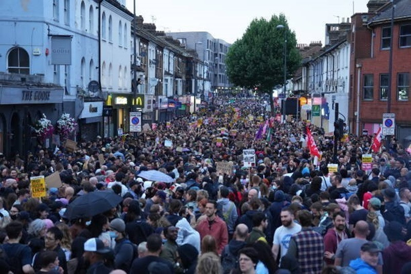 Người dân tham gia biểu tình phản đối phân biệt chủng tộc tại Walthamstow, Anh, ngày 7/8/2024. (Ảnh: Getty Images/TTXVN)