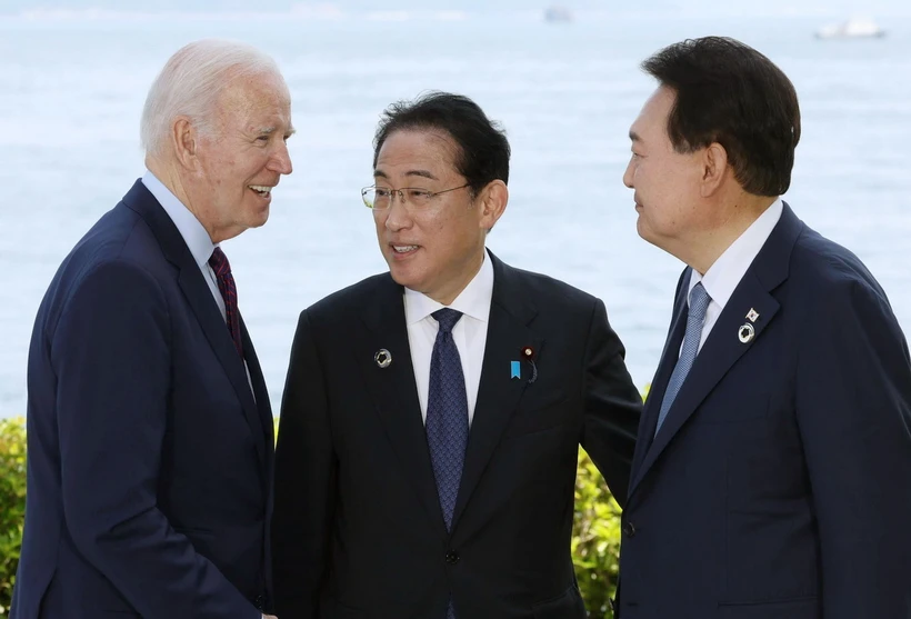 Tổng thống Mỹ Joe Biden, Thủ tướng Nhật Bản Fumio Kishida và Tổng thống Hàn Quốc Yoon Suk Yeol tại cuộc gặp bên lề Hội nghị thượng đỉnh G7 ở Hiroshima, Nhật Bản ngày 21/5/2023. (Ảnh: Kyodo/TTXVN)