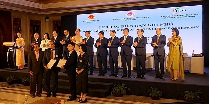 Thủ tướng Phạm Minh Chính cùng quan chức Việt Nam, Ấn Độ chứng kiến đại diện công ty Hoàng Lâm và công ty STEMPEUTICS trao biên bản ghi nhớ (MoU) hợp tác. (Ảnh: Ngọc Thúy/TTXVN)