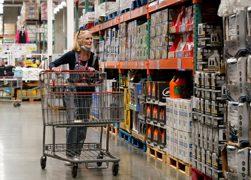 Người dân mua sắm tại siêu thị ở Foster City, California, Mỹ, ngày 15/5/2024. (Ảnh: THX/TTXVN)