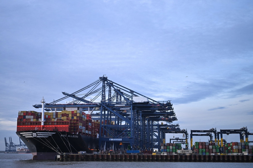 Container hàng hóa được xếp tại cảng ở Felixstowe, Anh, ngày 27/1/2024. (Ảnh: AFP/TTXVN)