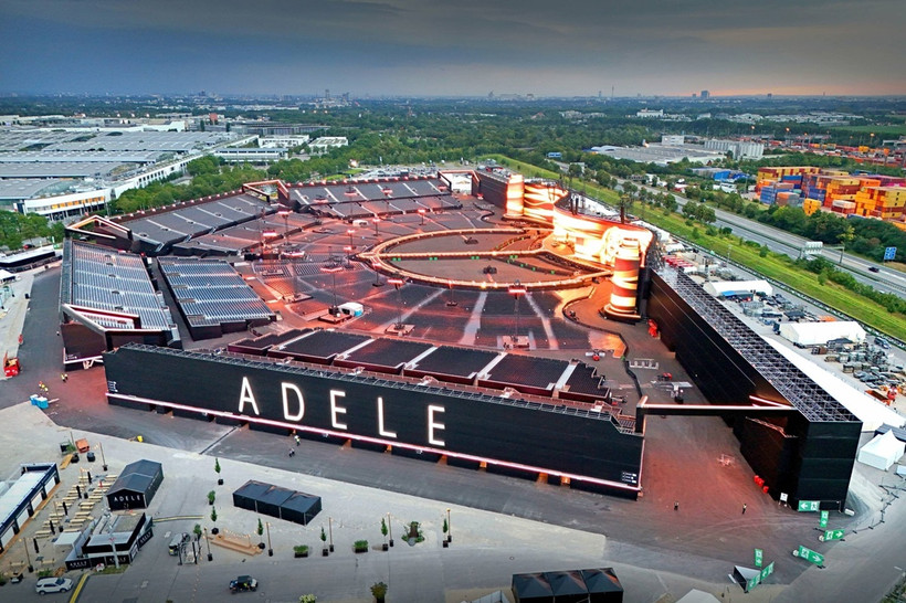 Địa điểm biểu diễn tạm thời Adele Arena với sức chứa 80.000 người được xây dựng trong vòng 3 tháng, với kinh phí khoảng 130 triệu euro chỉ để phục vụ 10 đêm diễn của ca sỹ Adele tại thành phố Munich. (Ảnh: DPA/TTXVN phát)