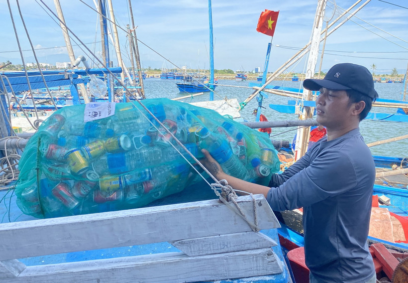 Sau mỗi chuyến biển, ngư dân đưa rác thải về bờ để tập kết xử lý. (Ảnh: Tường Quân/TTXVN)